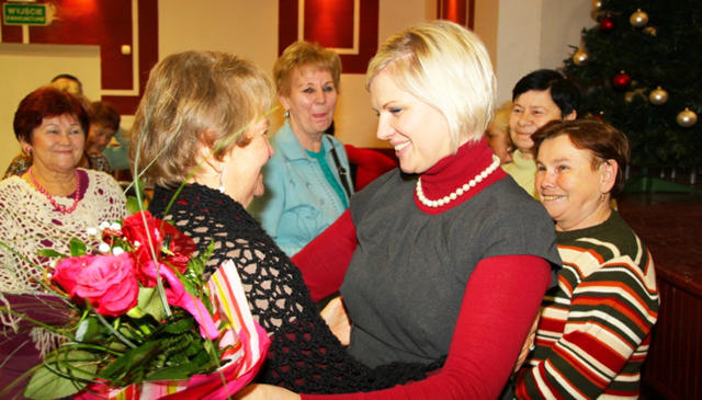Po spotkaniu Danuta Barabach, prezes Klubu Seniora, wręczyła artystce bukiet kwiatów