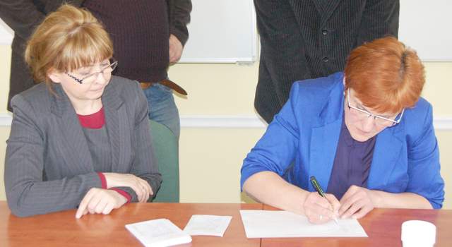 Głosy liczyły Iwona Kowalska (z prawej) oraz Renata Dobucka pod czujnym okiem pozostałych członków komisji