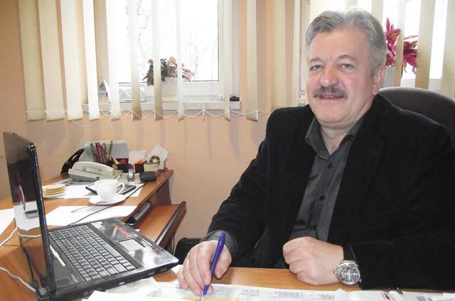 Tadeusz Laszczyński, prezes zarządu spółdzielni mieszkaniowej informuje, że problem wynika z dużej ilości kominów w tej okolicy