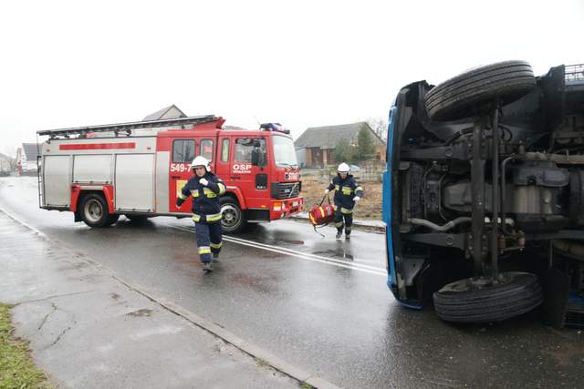 Strażacy z Wiązowa, po zabezpieczeniu drogi, udzielili kierowcy pierwszej pomocy
