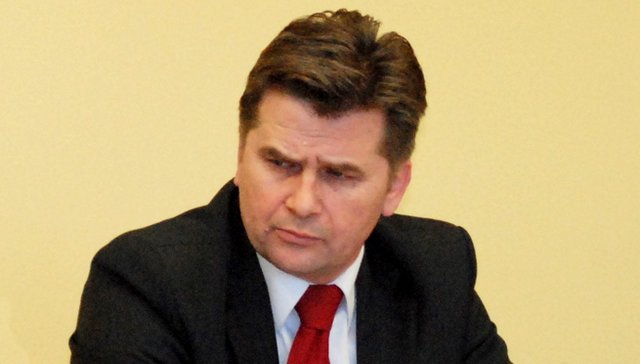 Lider strzelińskiego PiS Aleksander Ziółkowski twierdzi, że rząd powinien wspomóc samorządy przy realizacji swoich obietnic wyborczych