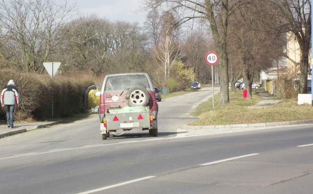 Na skrzyżowaniu ul. Wrocławskiej z ul. Skawińską wielu kierowców łamie przepisy ruchu drogowego, przejeżdżając przez linię ciągłą