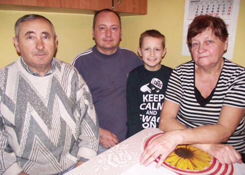 Artur Polehojko (po środku) z rodzicami, Feliksem i Haliną oraz synem Michałem