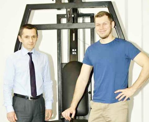  Michał Dąbrowski (po prawej) oraz Tomasz Charowski prezentują jedno z urządzeń nowego klubu fitness