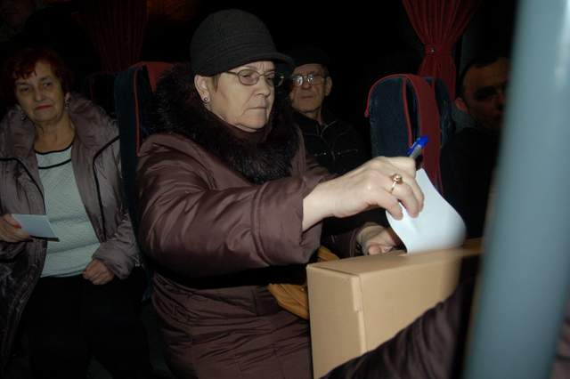  Mieszkańcy Głębokiej wrzucali swoje kartki wyborcze do przenośnej urny
