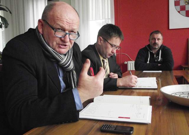 Dyrektor kopalni w Gębczycach Stanisław Zieliński (z lewej) odpowiadał na zarzuty. Na zdjęciu są również starosta Marek Warcholiński i sołtys Wąwolnicy Andrzej Harhala