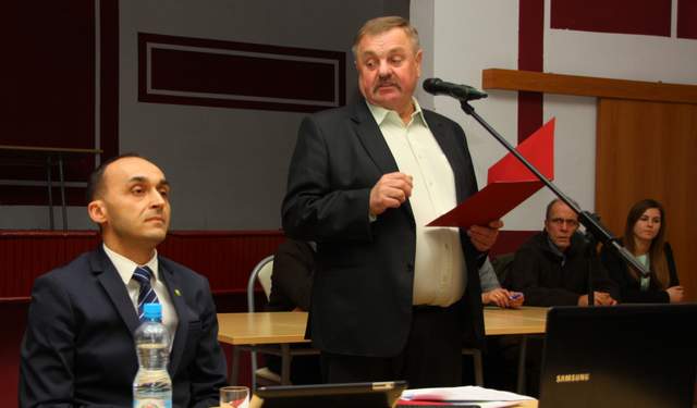 Zebranie otworzył wójt Jarosław Taranek (po lewej), który był jednocześnie przewodniczącym spotkania. Następnie wystąpił sołtys Ludwik Hrycak (stoi)
