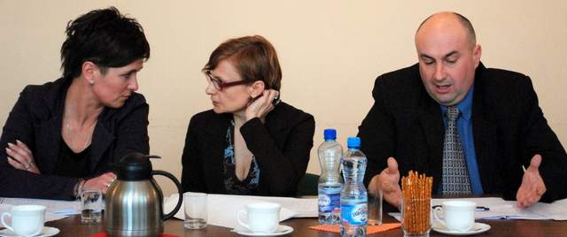 Do dyskusji włączył się także radny Wiesław Misiewicz, obok radna Monika Konsencjusz i radna Anna Filitowska