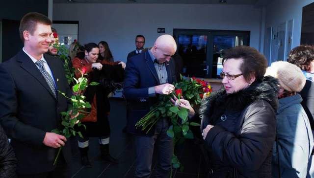Przed tym artystycznym wydarzeniem najlepsze życzenia dla wszystkich kobiet złożyli - burmistrz Dorota Pawnuk oraz Przewodniczący Rady Miejskiej Strzelina Ireneusz Szałajko