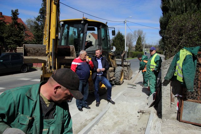 Wzdłuż drogi powiatowej w Prusach wznowiono prace remontowe chodnika