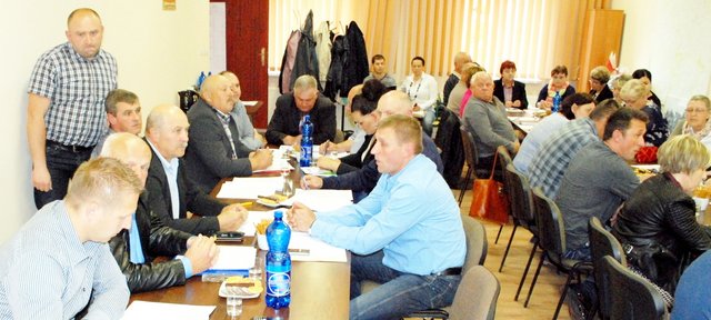 Radni rozpoczęli od przyjęcia uchwały zmieniającej budżet gminy Kondratowice na 2015 rok
